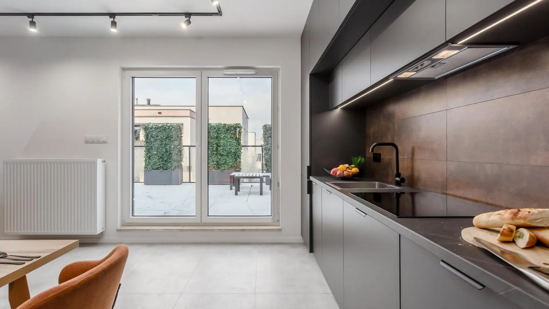 Jacuzzi Hideout - Warsaw Private Terrace - Free Parking