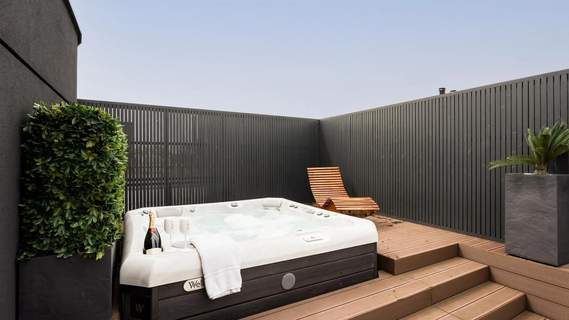 Apartment Jacuzzi Hideout - Warsaw Private Terrace - Free Parking