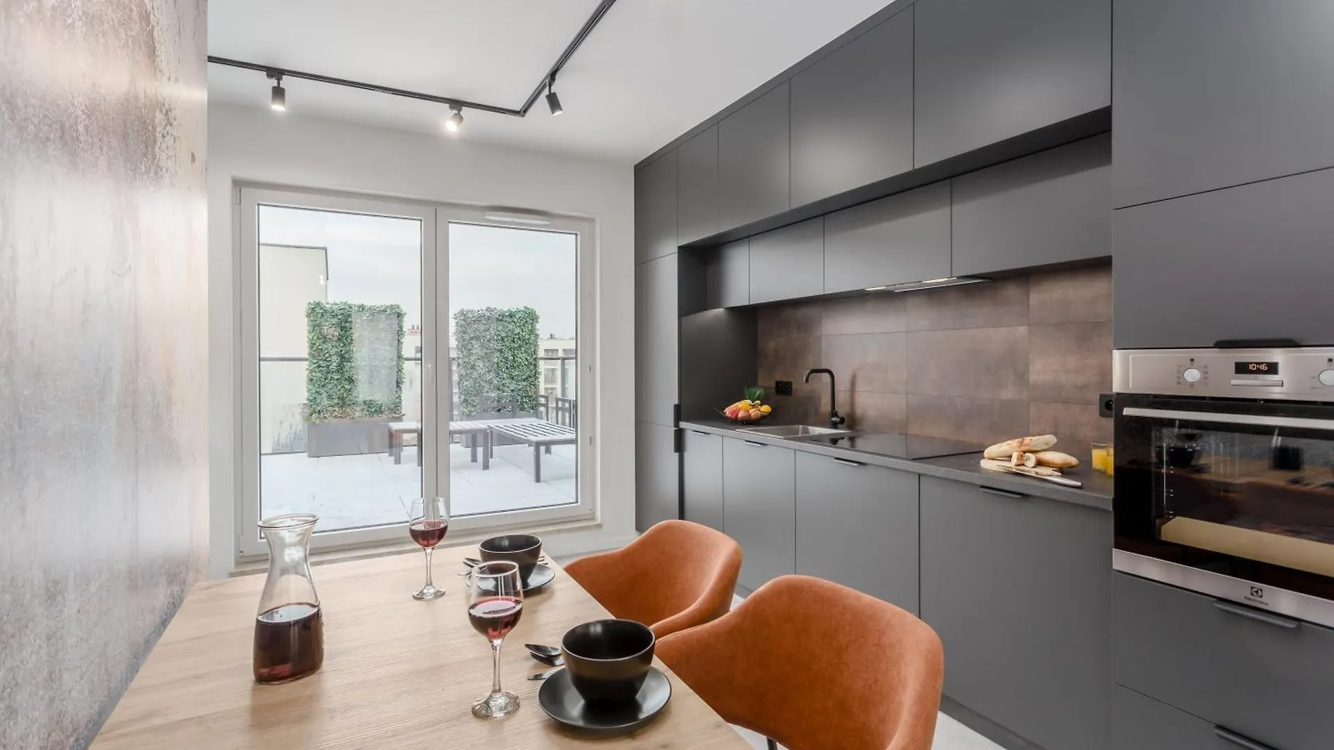 Jacuzzi Hideout - Warsaw Private Terrace - Free Parking