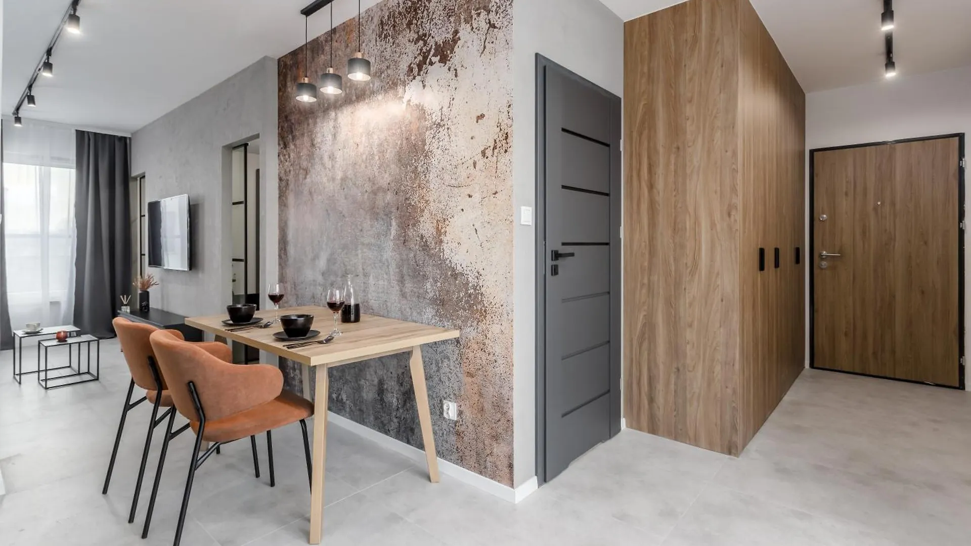 Jacuzzi Hideout - Warsaw Private Terrace - Free Parking Apartment