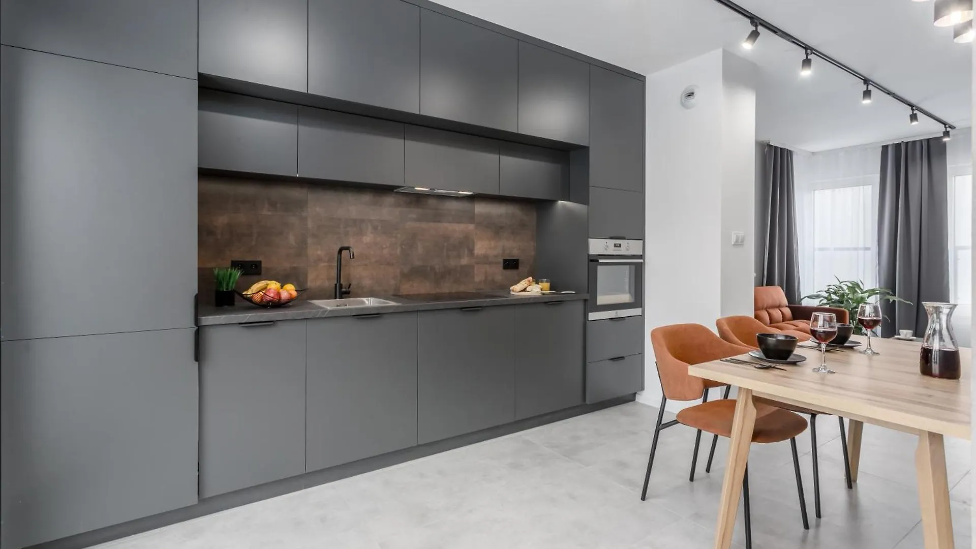 Jacuzzi Hideout - Warsaw Private Terrace - Free Parking Apartment