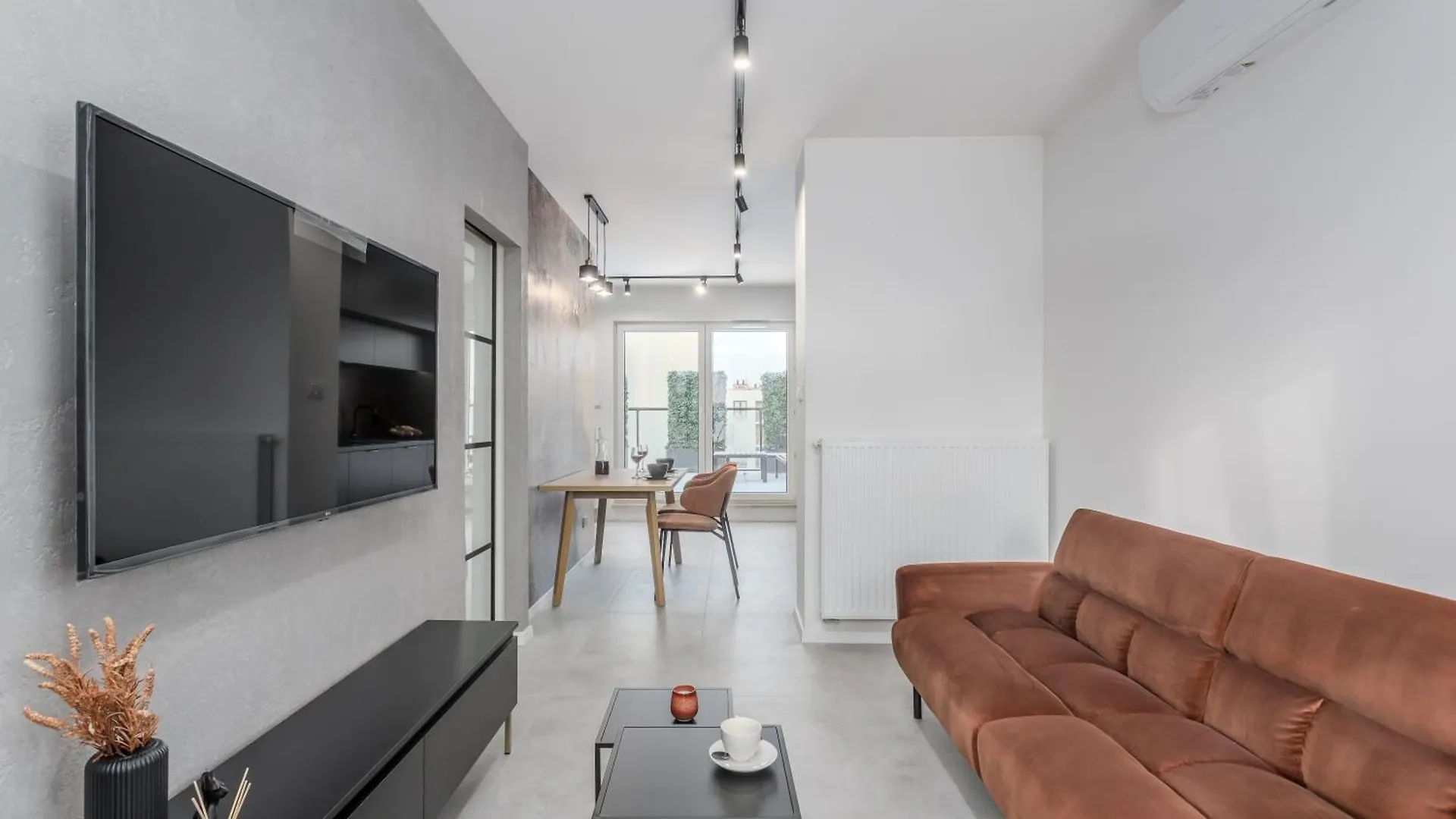Jacuzzi Hideout - Warsaw Private Terrace - Free Parking Poland