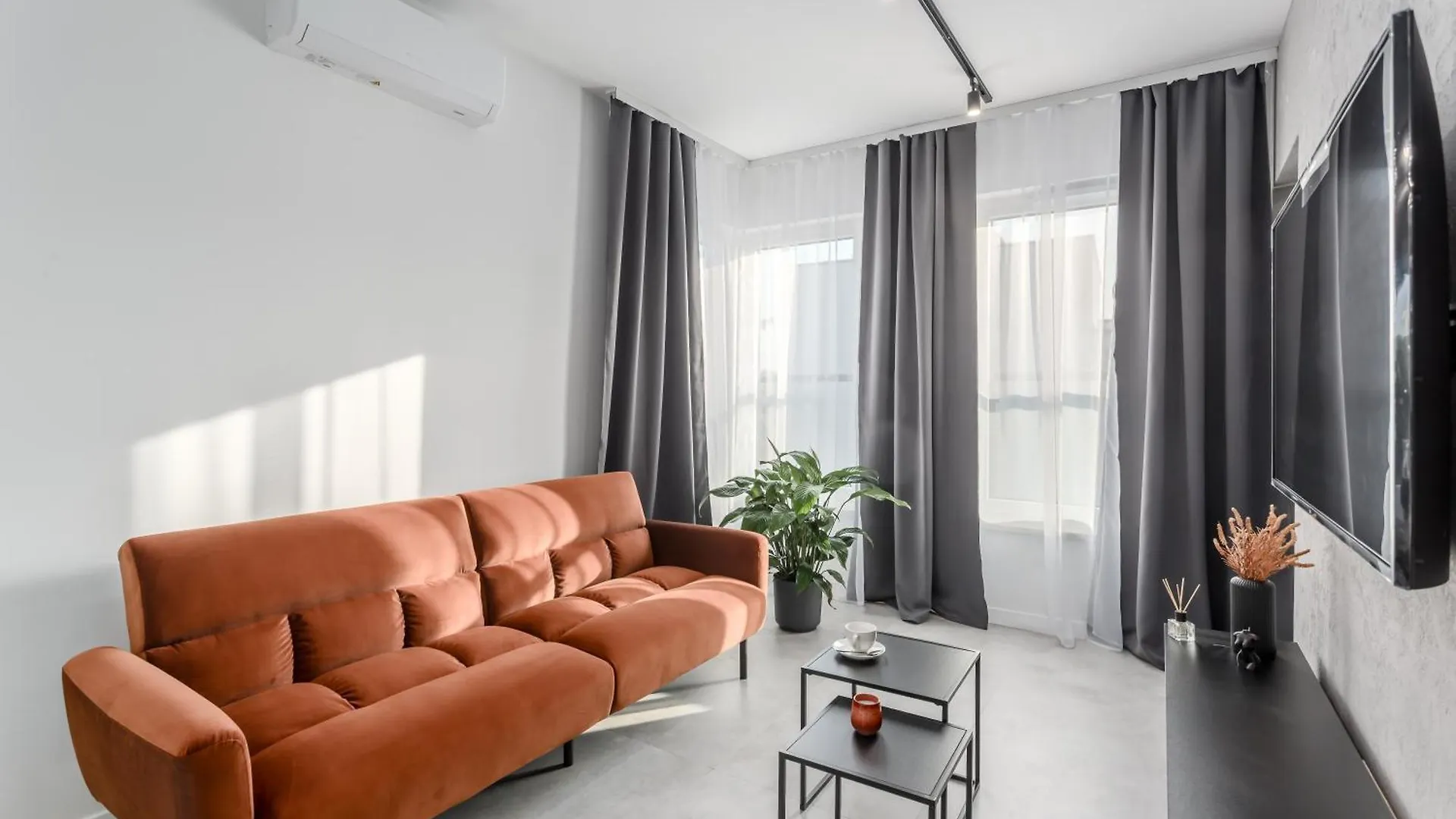 Jacuzzi Hideout - Warsaw Private Terrace - Free Parking 0*,  Poland