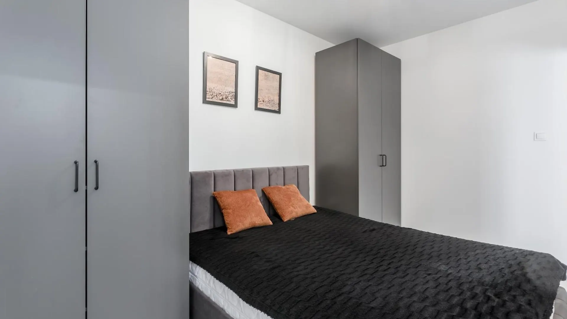 Jacuzzi Hideout - Warsaw Private Terrace - Free Parking