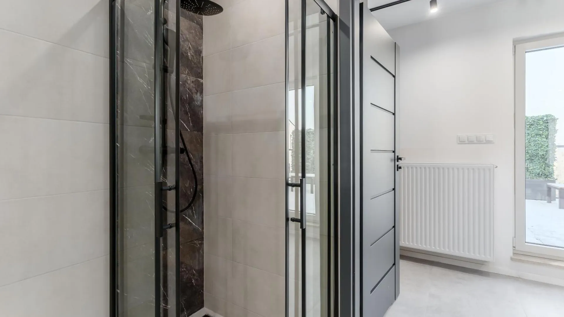 Jacuzzi Hideout - Warsaw Private Terrace - Free Parking Apartment