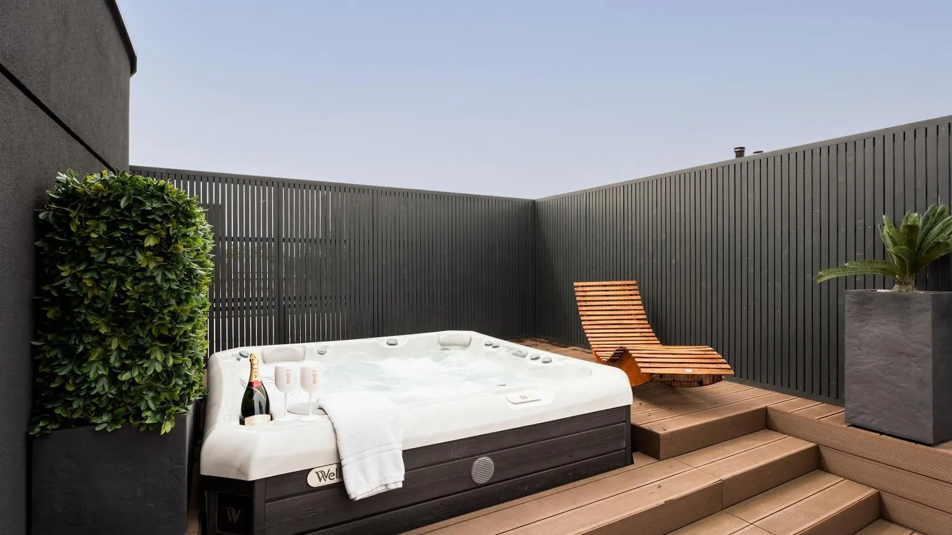 Jacuzzi Hideout - Warsaw Private Terrace - Free Parking
