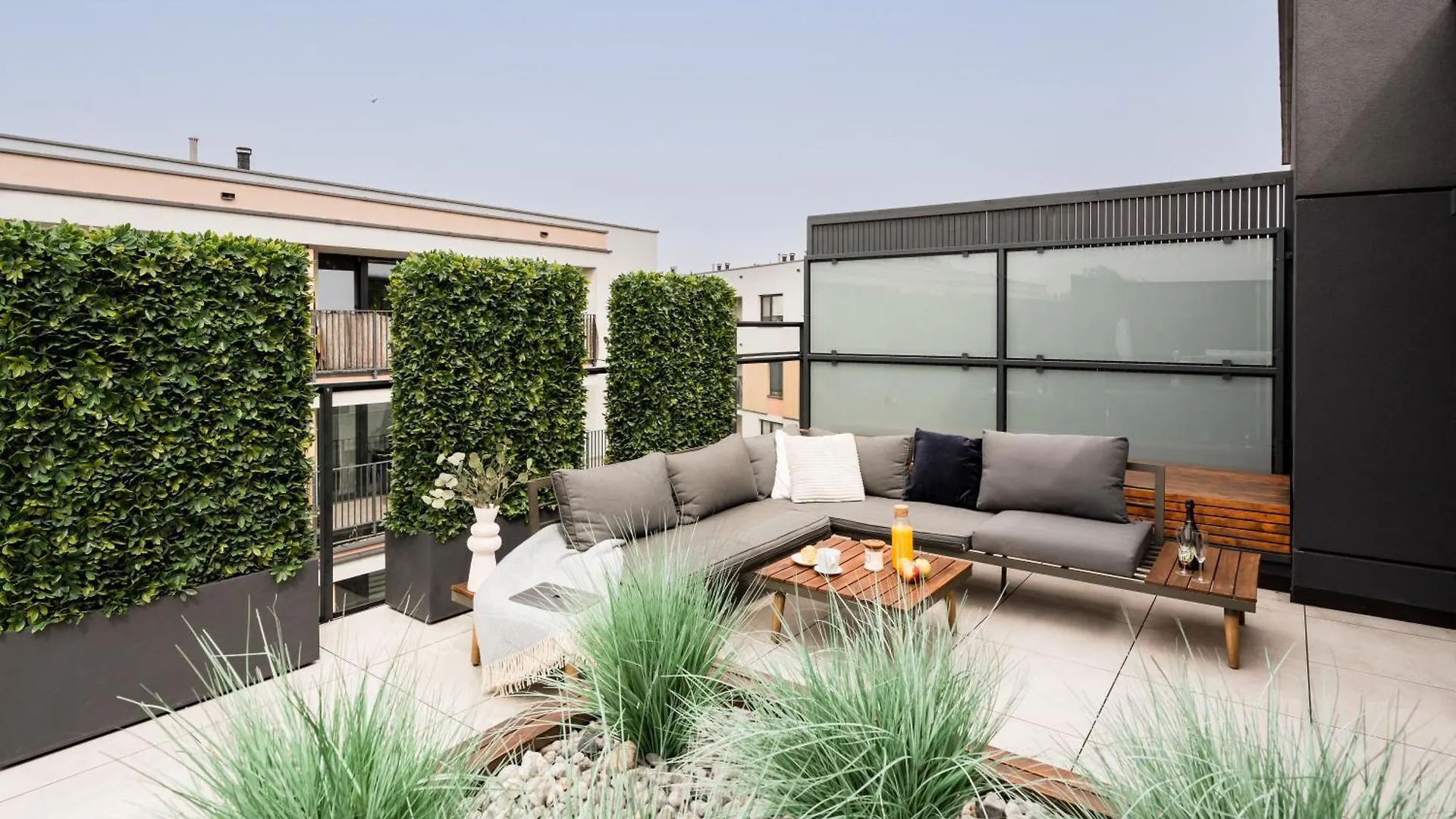 Jacuzzi Hideout - Warsaw Private Terrace - Free Parking Poland