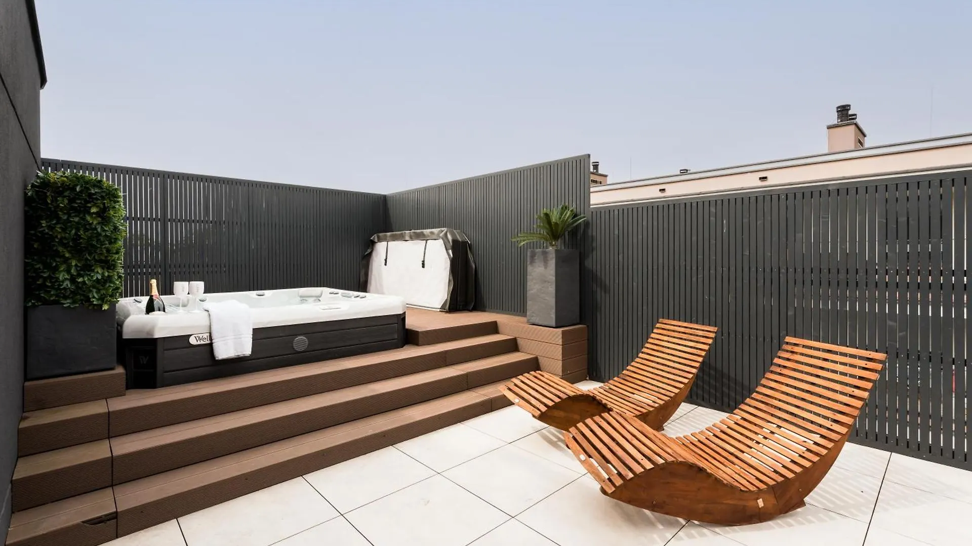 Jacuzzi Hideout - Warsaw Private Terrace - Free Parking 0*,  Poland