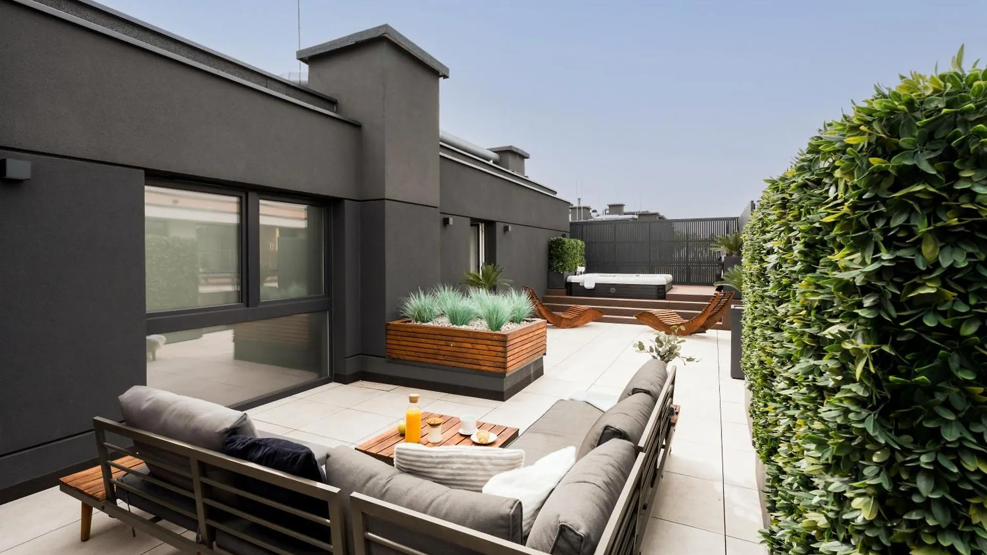 Jacuzzi Hideout - Warsaw Private Terrace - Free Parking Apartment