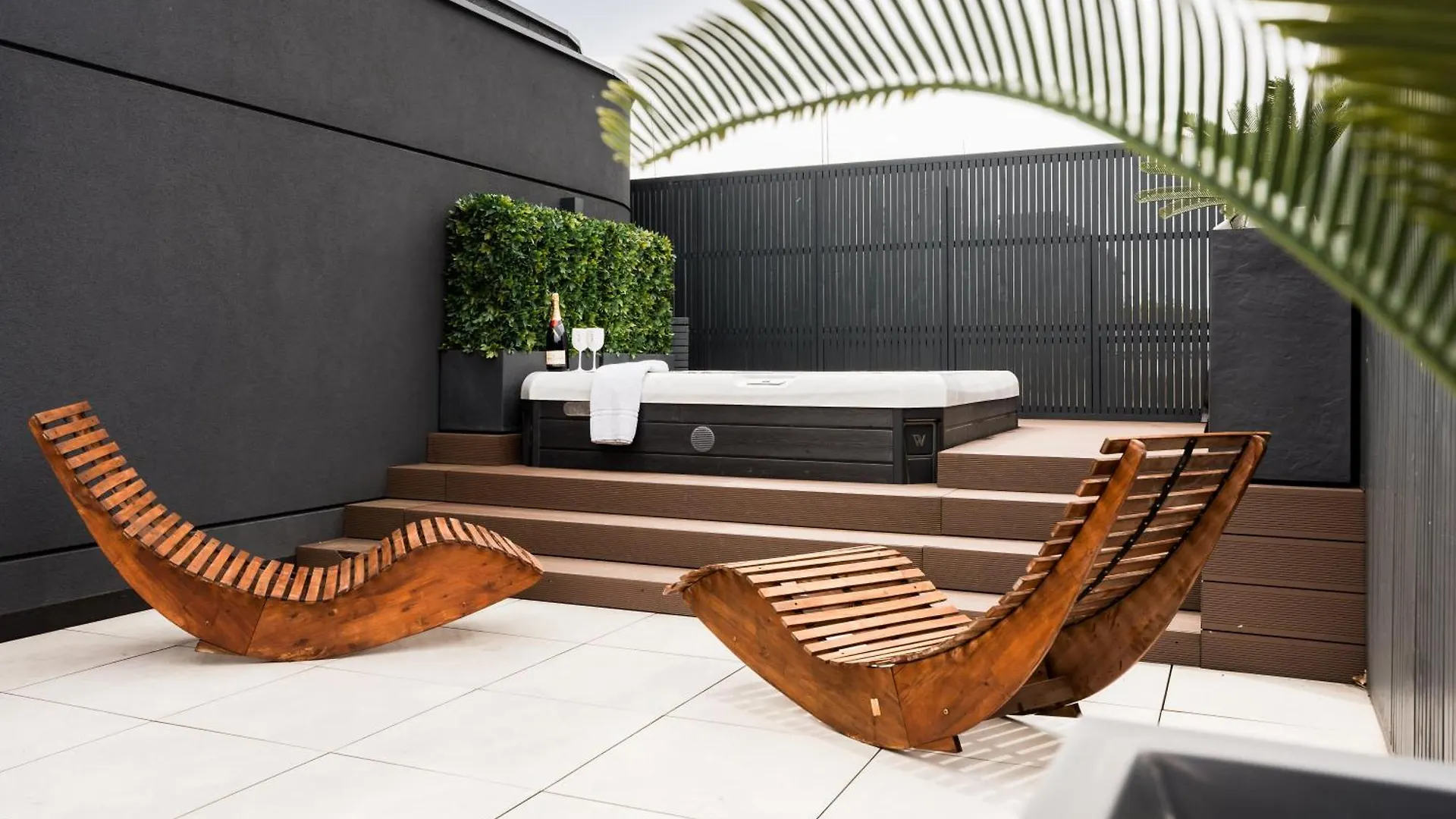 Apartment Jacuzzi Hideout - Warsaw Private Terrace - Free Parking Poland